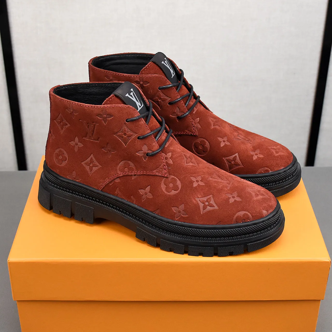 PP leather 230 gross 250👟👟👟LOUIS VUITTON LV donkey brand new thick-soled lace-up big-toe shoes men's casual shoes high-top short boots. These boots are made of waterproof nubuck to create a lightweight and comfortable shoe body. The trendy attitude of being both strong and soft makes it an everyday choice. ✔Upper: imported nubuck leather ✔Lining: sheepskin or wool ✔Outsole: molded outsole Size: 38-44